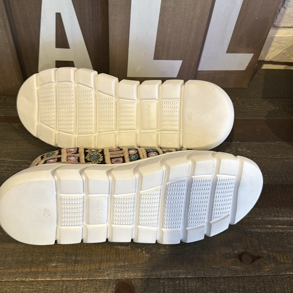 Women’s Free People crochet sneakers - Picture 6 of 8